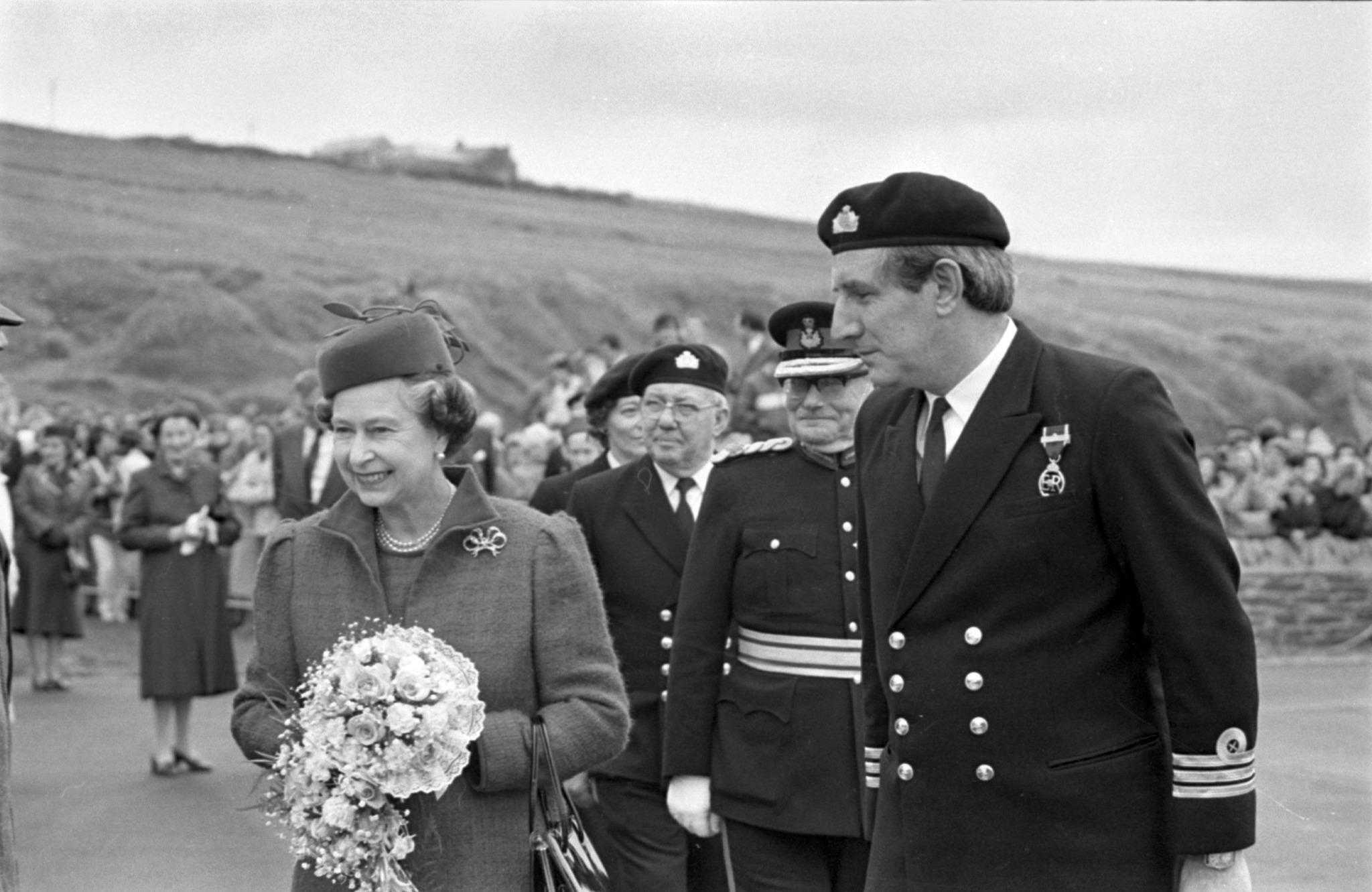 Thousands join Queen for Cathedral celebration