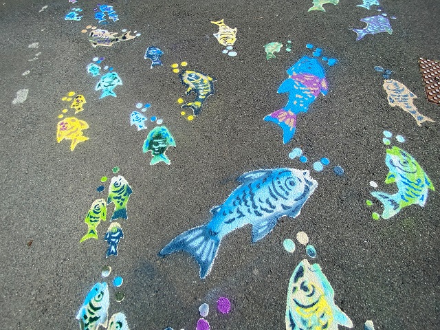 Papay School’s fishy artwork “shoal” looks good!