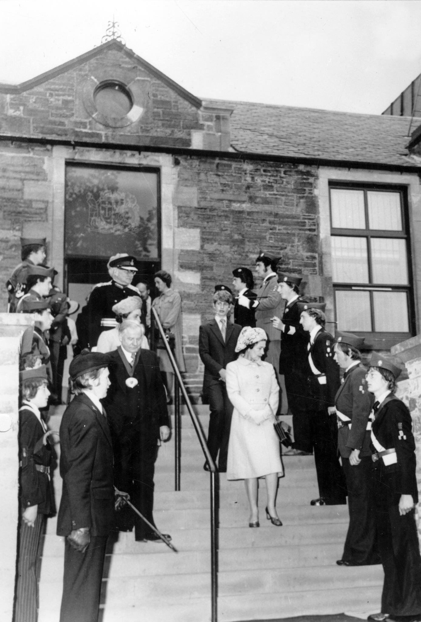 Queen presents County Show trophies – then opens new Council offices